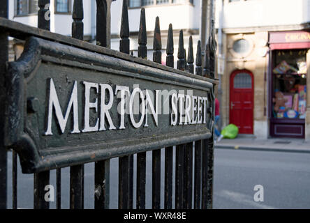 Straßennamen Zeichen für merton Street, eine Straße mit Kopfsteinpflaster in der Nähe von Merton College in Oxford, England, mit Oxford High Street im Hintergrund Stockfoto