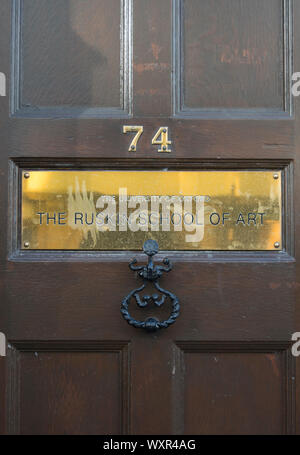 Typenschild auf eine Tür Der ruskin school of art, Teil der Universität Oxford, an der Nummer 74 High Street, Oxford, England Stockfoto