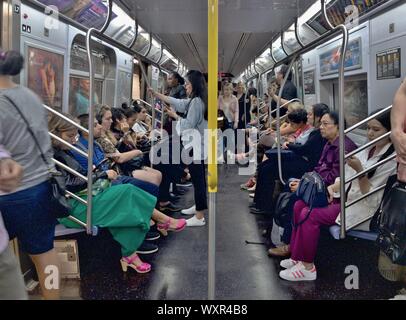 Die Menschen in der ÜBERFÜLLTEN U-Bahn NYC geschäftigen Stadt Lebensstil Stockfoto