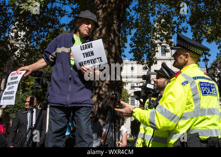 London UK vom 17. September 2019 ein Demonstrator Unterstützung für die Vertagung des Parlaments hält ein Plakat vor dem Obersten Gericht in London. Stockfoto