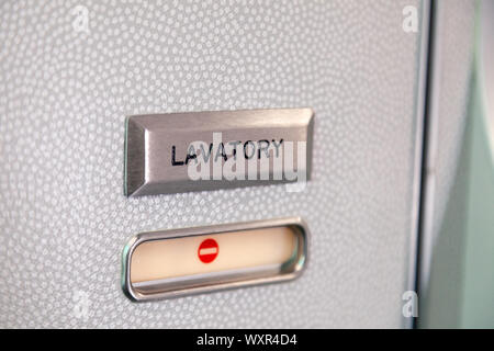 Freie rote Zeichen, Besetzt Symbol auf einem Flugzeug WC-Tür. Angehoben, gebürstetem Metall toilette Schild, versenkte Kunststoff frei unterzeichnen. Toilette, wc, wat Stockfoto