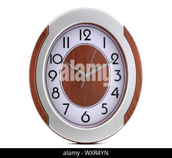 Eine Uhr auf dem weißen Hintergrund. Die Uhr hat ein rotes Zentrum. Stockfoto