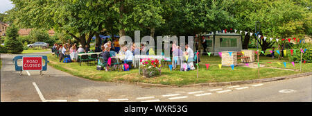 Einen Panoramablick auf einem Dorf Straße Party/Fete auf dem Grün in Welby, Lincolnshire, England. Eine lokale Gemeinschaft Geist Veranstaltung teilgenommen. Stockfoto