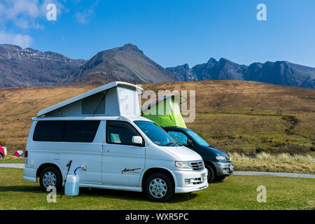 Zwei Mazda Bongo Wohnmobile auf dem Campingplatz am Glen spröde mit den Cuillin Berge dahinter. Minginish, Isle of Skye, Schottland, Großbritannien Stockfoto