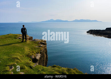 Die Insel Rum von der Landspitze an Rubha eine Dùnain, Minginish, Isle of Skye, Schottland, Großbritannien Stockfoto