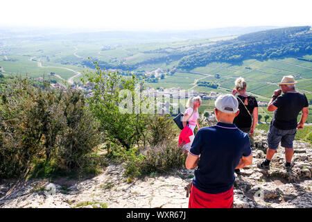 Bergwanderer stand auf der Oberseite des Solutré Felsen, Burgund, Saône-et-Loire, Bourgogne-Franche-Comté Region, Frankreich Stockfoto