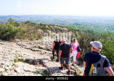 Bergwanderer stand auf der Oberseite des Solutré Felsen, Burgund, Saône-et-Loire, Bourgogne-Franche-Comté Region, Frankreich Stockfoto