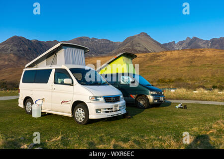 Zwei Mazda Bongo Wohnmobile auf dem Campingplatz am Glen spröde mit den Cuillin Berge dahinter. Minginish, Isle of Skye, Schottland, Großbritannien Stockfoto