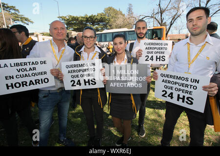 Buenos Aires, Buenos Aires, Argentinien. 17 Sep, 2019. Mitarbeiter der Low-Cost-Airline Flybondi ein Protest gegen das Gericht Verbot nachtflugverbots und eine mögliche Abschaltung der El Palomar air terminal statt. Credit: Claudio Santisteban/ZUMA Draht/Alamy leben Nachrichten Stockfoto