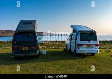 Zwei Mazda Bongo Wohnmobile auf dem Campingplatz am Glen Spröde, Minginish, Isle of Skye, Schottland, Großbritannien Stockfoto