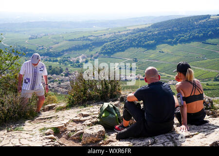 Bergwanderer stand auf der Oberseite des Solutré Felsen, Burgund, Saône-et-Loire, Bourgogne-Franche-Comté Region, Frankreich Stockfoto