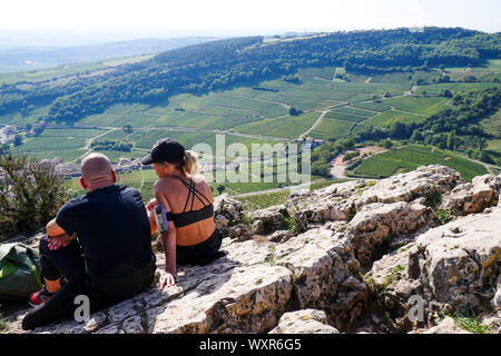 Bergwanderer stand auf der Oberseite des Solutré Felsen, Burgund, Saône-et-Loire, Bourgogne-Franche-Comté Region, Frankreich Stockfoto