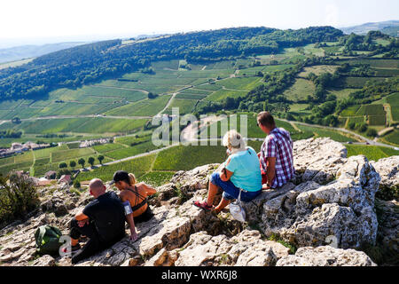 Bergwanderer stand auf der Oberseite des Solutré Felsen, Burgund, Saône-et-Loire, Bourgogne-Franche-Comté Region, Frankreich Stockfoto