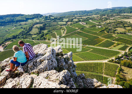 Bergwanderer stand auf der Oberseite des Solutré Felsen, Burgund, Saône-et-Loire, Bourgogne-Franche-Comté Region, Frankreich Stockfoto