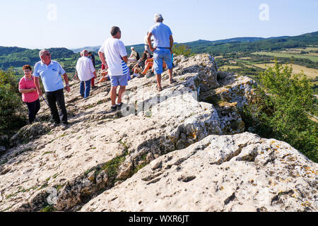 Bergwanderer stand auf der Oberseite des Solutré Felsen, Burgund, Saône-et-Loire, Bourgogne-Franche-Comté Region, Frankreich Stockfoto