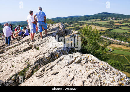 Bergwanderer stand auf der Oberseite des Solutré Felsen, Burgund, Saône-et-Loire, Bourgogne-Franche-Comté Region, Frankreich Stockfoto