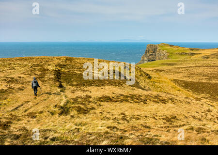 Ein Wanderer auf Sròn Mhòr, in Richtung der Klippen von rubha Cruinn, Talisker Bay, Minginish, Isle of Skye, Schottland, Großbritannien Stockfoto