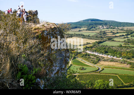 Bergwanderer stand auf der Oberseite des Solutré Felsen, Burgund, Saône-et-Loire, Bourgogne-Franche-Comté Region, Frankreich Stockfoto