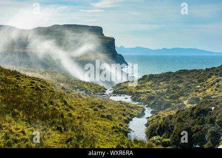 Spray aus dem Allt Mheididh Wasserfall geblasen nach oben durch den Wind, Talisker Bay, Minginish, Isle of Skye, Schottland, Großbritannien Stockfoto