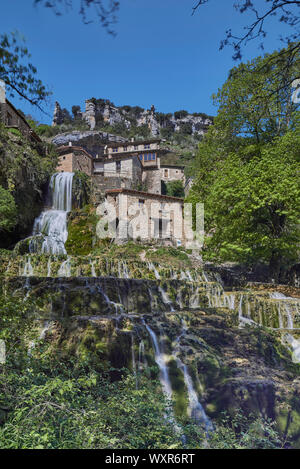 Wasserfall in der ländlichen Stadt Orbaneja del Castillo in der Provinz Burgos, Castilla y Leon, Spanien, Europa Stockfoto