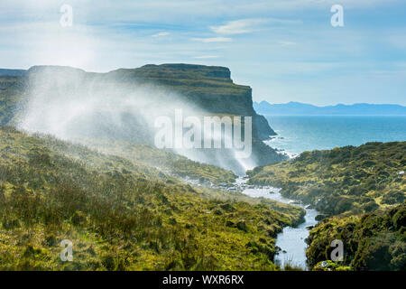 Spray aus dem Allt Mheididh Wasserfall geblasen nach oben durch den Wind, Talisker Bay, Minginish, Isle of Skye, Schottland, Großbritannien Stockfoto