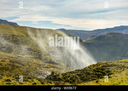 Spray aus dem Allt Mheididh Wasserfall geblasen nach oben durch den Wind, Talisker Bay, Minginish, Isle of Skye, Schottland, Großbritannien Stockfoto