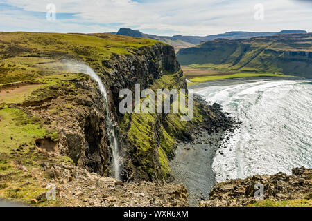 Die Allt Mheididh Wasserfall mit Sprühnebel abgerissen nach oben durch den Wind, von rubha Cruinn, Talisker Bay, Minginish, Isle of Skye, Schottland, Großbritannien Stockfoto