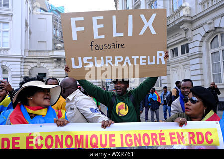 Brüssel, Belgien. 17.September 2019. Personen schildern und Shout Slogans, wie sie dem Staatsbesuch des Präsidenten der Demokratischen Republik Kongo Felix Tshisekedi protestieren. Credit: ALEXANDROS MICHAILIDIS/Alamy leben Nachrichten Stockfoto