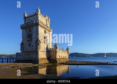 Turm von Belem in Lissabon bei Sonnenuntergang Stockfoto