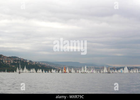 Die Barcolana ist eine historische internationale Segelregatta jedes Jahr im Golf von Triest am zweiten Sonntag im Oktober. Stockfoto