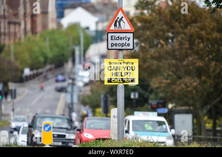 Sussex Polizei können Sie unterzeichnen und Telefonnummer an der Szene von einem Verkehrsunfall in Brighton UK plus ältere Menschen helfen Dreieck klicken. Stockfoto