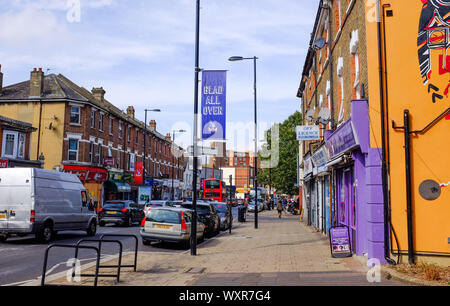 Thornton Heath Croydon South London UK mit Crystal Palace Football Club Banner im Straße Stockfoto