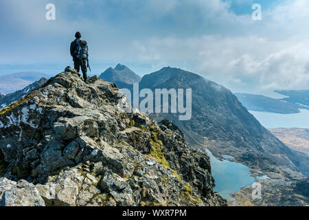 Der Süden Cuillin Grat über Loch Coir' a' Ghrunnda, vom Gipfel des Sgurr Alasdair im Cuillin Mountains, Isle of Skye, Schottland, Großbritannien Stockfoto