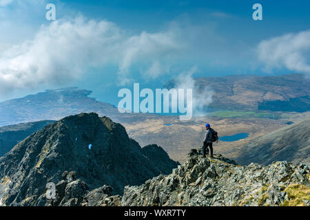 Ein Bergsteiger in der Nähe der Gipfel der Sgurr Alasdair im Cuillin Berge, Blick über sgurr Sgumain zu Glen Spröde, Isle of Skye, Schottland, Großbritannien Stockfoto