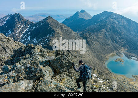 Der Süden Cuillin Grat über Loch Coir' a' Ghrunnda, von den gipfelgrat der Sgurr Alasdair im Cuillin Mountains, Isle of Skye, Schottland, Großbritannien Stockfoto