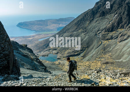 Loch Spröde über Coire Lagan, von den großen Stein schießen. Im Cuillin Mountains, Isle of Skye, Schottland, Großbritannien Stockfoto