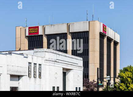 HICKORY, NC, USA-13 SEPT 2019: Der Wells Fargo Gebäude in Hickory ragt über die jetzt - verstorbene First National Bank von Catawba County. Stockfoto