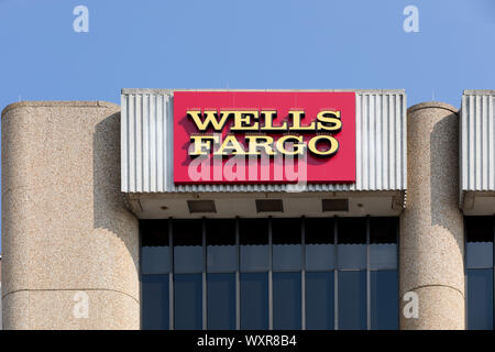 HICKORY, NC, USA-13 SEPT 2019: Zeichen und Logo auf der Oberseite des HIckory Gebäude, Wells Fargo und anderen Ämtern. Stockfoto