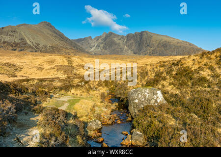 Die cuillin Berge rund um coire Lagan aus der Spur zu Coire Lagan, Minginish, Isle of Skye, Schottland, Großbritannien Stockfoto