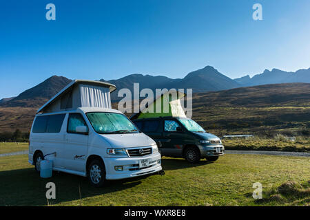 Zwei Mazda Bongo Wohnmobile auf dem Campingplatz am Glen spröde mit den Cuillin Berge dahinter. Minginish, Isle of Skye, Schottland, Großbritannien Stockfoto