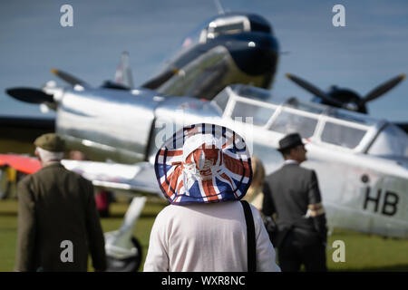 Oldtimer auf der Goodwood Revival, Großbritanniens größte jährliche Oldtimertreffen, West Sussex, UK. Stockfoto