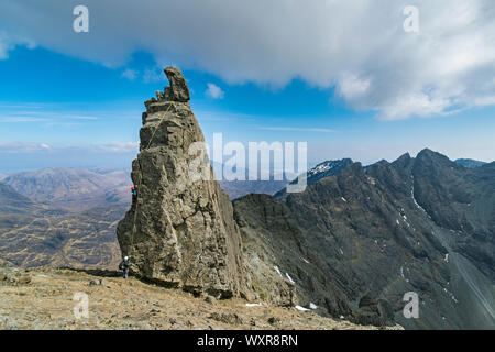 Bergsteiger Abseilen aus dem unzugänglichen Pinnacle, auf dem Gipfel der Sgurr Dearg, Cuillin Mountains, Minginish, Isle of Skye, Schottland, Großbritannien Stockfoto