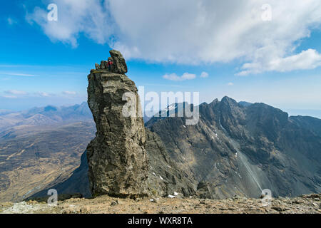 Ein Bergsteiger an der Oberseite des Unzugänglichen Pinnacle, auf dem Gipfel der Sgurr Dearg, Cuillin Mountains, Minginish, Isle of Skye, Schottland, Großbritannien Stockfoto