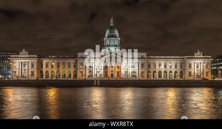 Dublin, Irland - 15. Februar 2019: architektonische Detail des Custom House Gehäuse das Ministerium für Wohnungswesen, Raumordnung und lokale Regierung nahe. Stockfoto