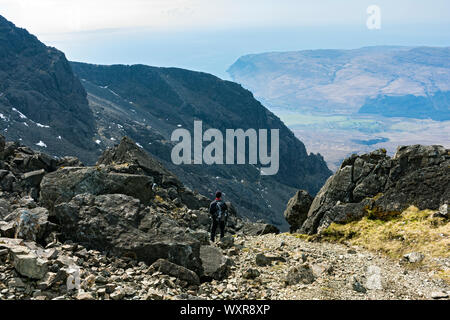 Ein Wanderer in absteigender Reihenfolge von der Sgurr Dearg in Bottighofen na Banachdich, mit Glen Spröde unten. Im Cuillin Mountains, Isle of Skye, Schottland, Großbritannien Stockfoto