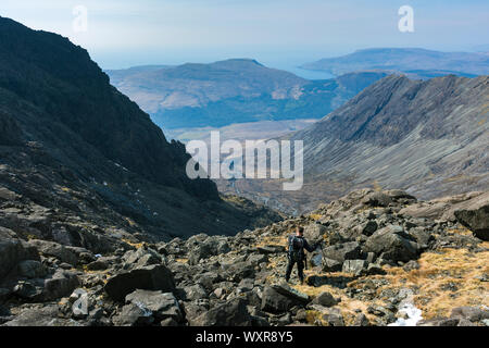 Ein Wanderer in absteigender Reihenfolge von der Sgurr Dearg in Bottighofen na Banachdich, mit Glen Spröde unten. Im Cuillin Mountains, Isle of Skye, Schottland, Großbritannien Stockfoto