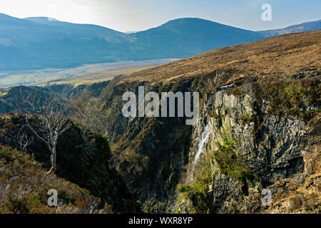 Eine Cruachan und Beinn Staic über Glen Spröde aus der Eas Mòr Wasserfall und das allt Bottighofen na Banachdich Schlucht, Minginish, Isle of Skye, Schottland, Großbritannien Stockfoto