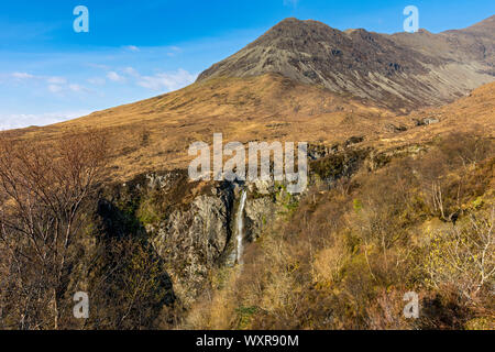 Die Eas Mòr Wasserfall im Allt Bottighofen na Banachdich Schlucht mit der sgurr Gobhar hinter sich. Glen Spröde, Minginish, Isle of Skye, Schottland, Großbritannien Stockfoto