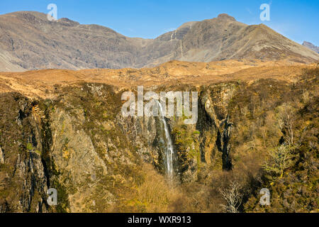 Die Eas Mòr Wasserfall im Allt Bottighofen na Banachdich Schlucht mit den Cuillin Berge dahinter. Glen Spröde, Minginish, Isle of Skye, Schottland, Großbritannien Stockfoto