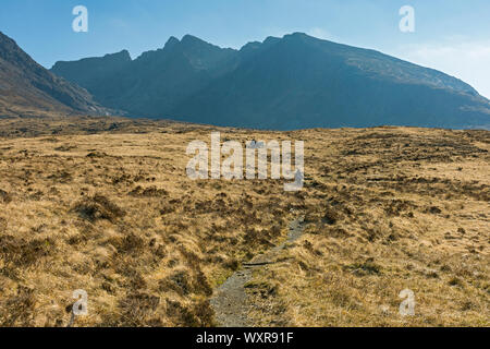 Die Gipfel rund um coire Lagan aus dem Pfad von Glen spröde Coire Lagan. Im Cuillin Mountains, Isle of Skye, Schottland, Großbritannien Stockfoto